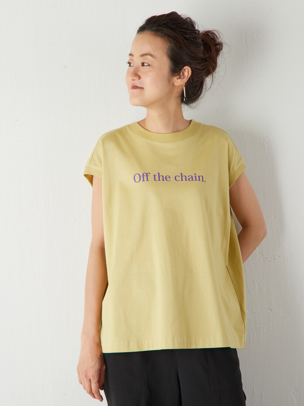 イエロー系のTシャツ/カットソーを着用したレディースの夏コーディネートの2枚目の写真