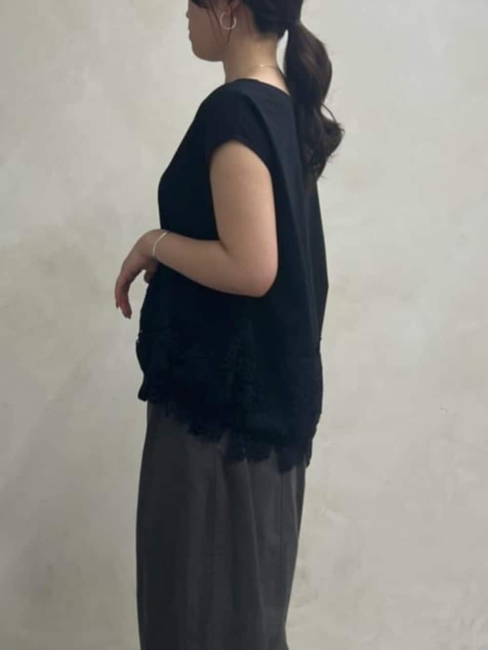 ブラック系のボストンバッグ、グレー系のその他パンツ、ブラック系のTシャツ/カットソーを着用したレディースの冬コーディネートの8枚目の写真