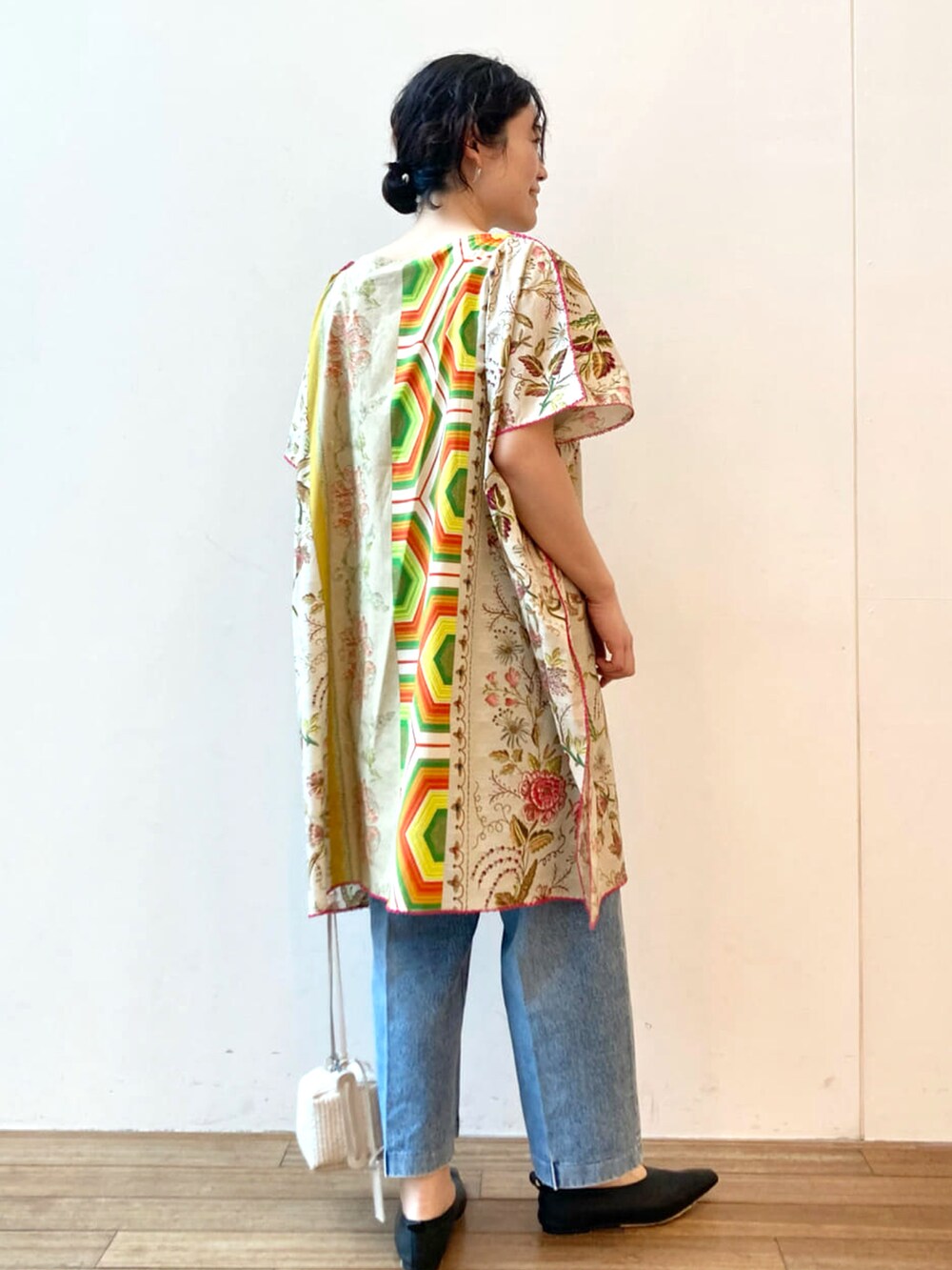 ベージュ系のトートバッグを着用したレディースの春コーディネートの3枚目の写真