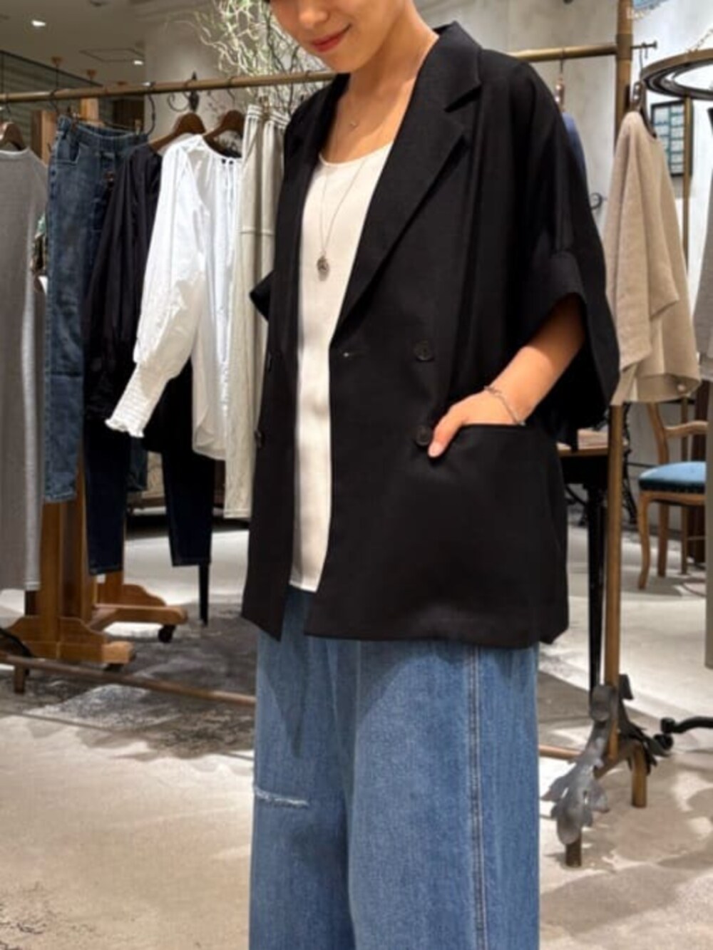 ブルー系のその他パンツ、ホワイト系のシャツ/ブラウス、ブラック系のテーラードジャケットを着用したレディースの春コーディネートの5枚目の写真