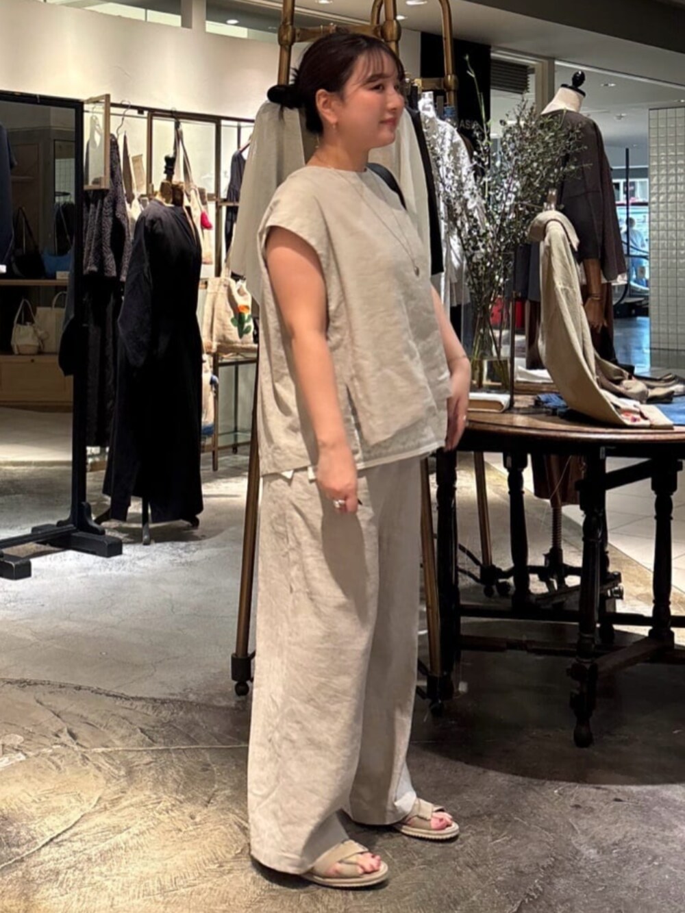 ホワイト系のシャツ/ブラウス、ベージュ系のシャツ/ブラウス、ベージュ系のその他パンツを着用したレディースの夏コーディネートの3枚目の写真