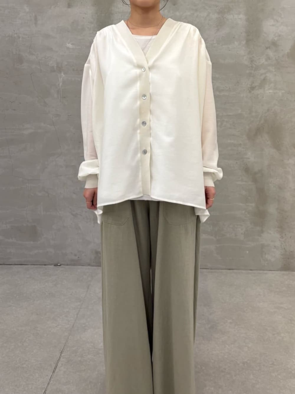 グリーン系のその他パンツ、ブラック系のサンダル、ホワイト系のシャツ/ブラウスを着用したレディースの冬コーディネートの5枚目の写真