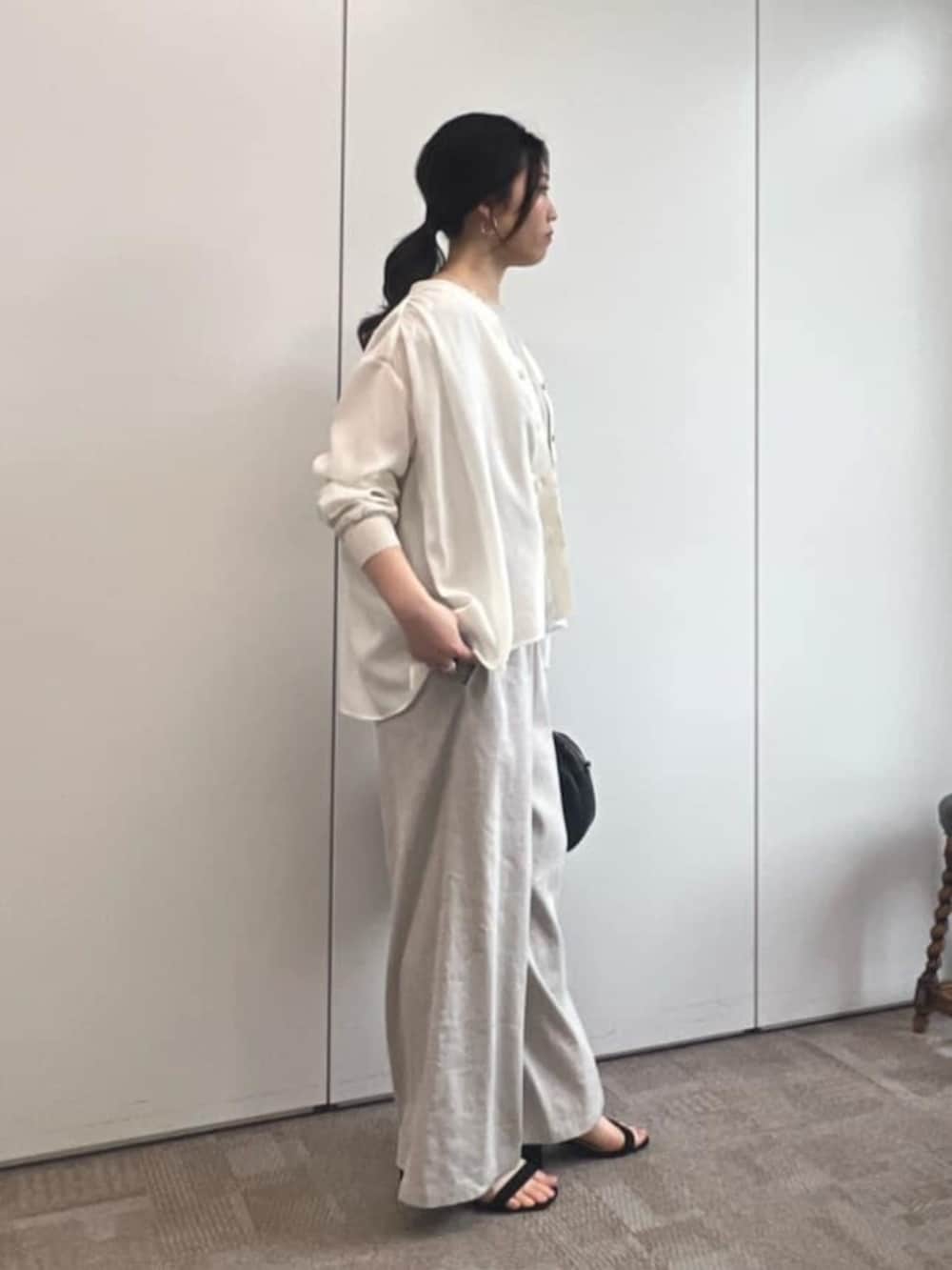 ブラック系のボストンバッグ、ホワイト系のシャツ/ブラウス、ベージュ系のシャツ/ブラウスを着用したレディースの冬コーディネートの2枚目の写真