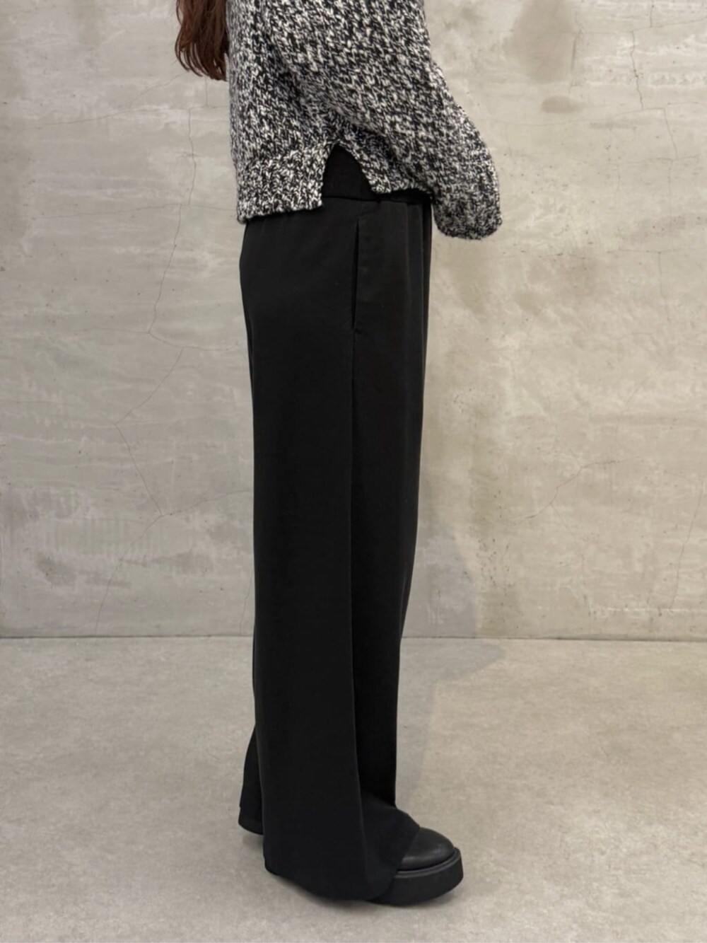 ブラック系のその他パンツ、ブラック系のショルダーバッグ、ブラック系のカーディガン/ボレロを着用したレディースの秋コーディネートの8枚目の写真