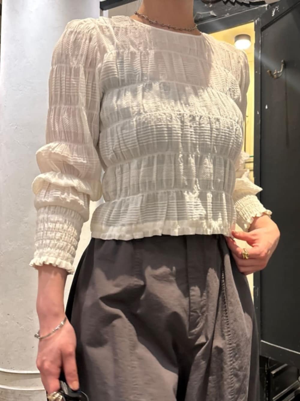 グレー系のその他パンツ、ホワイト系のシャツ/ブラウス、グレー系のその他パンツを着用したレディースの春コーディネートの4枚目の写真