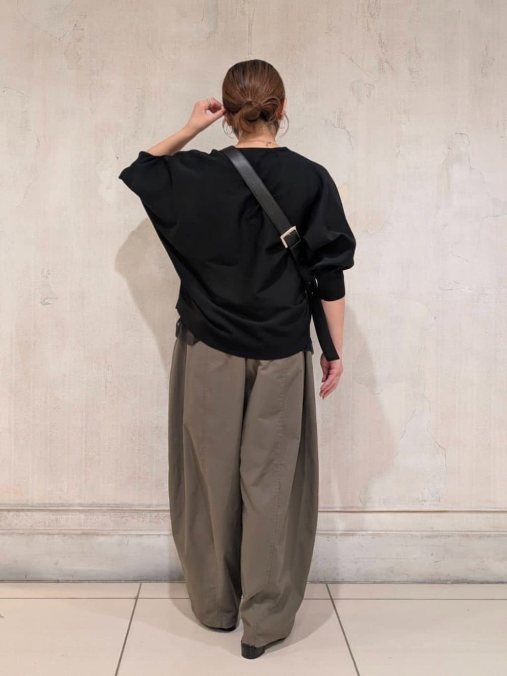 ブラック系のショルダーバッグ、グリーン系のその他パンツ、ブルー系のカーディガン/ボレロを着用したレディースの夏コーディネートの5枚目の写真