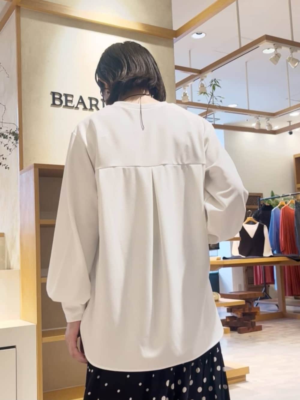 ブラック系のスカート、グレー系のハンドバッグ、ホワイト系のシャツ/ブラウスを着用したレディースの春コーディネートの6枚目の写真