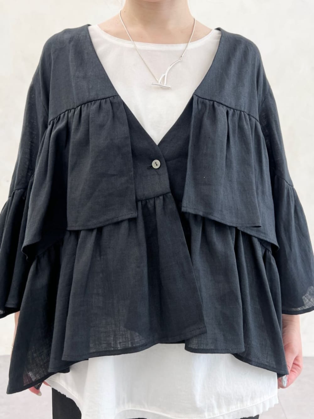 ホワイト系のトートバッグ、ブラック系のその他パンツ、ホワイト系のシャツ/ブラウスを着用したレディースの春コーディネートの6枚目の写真