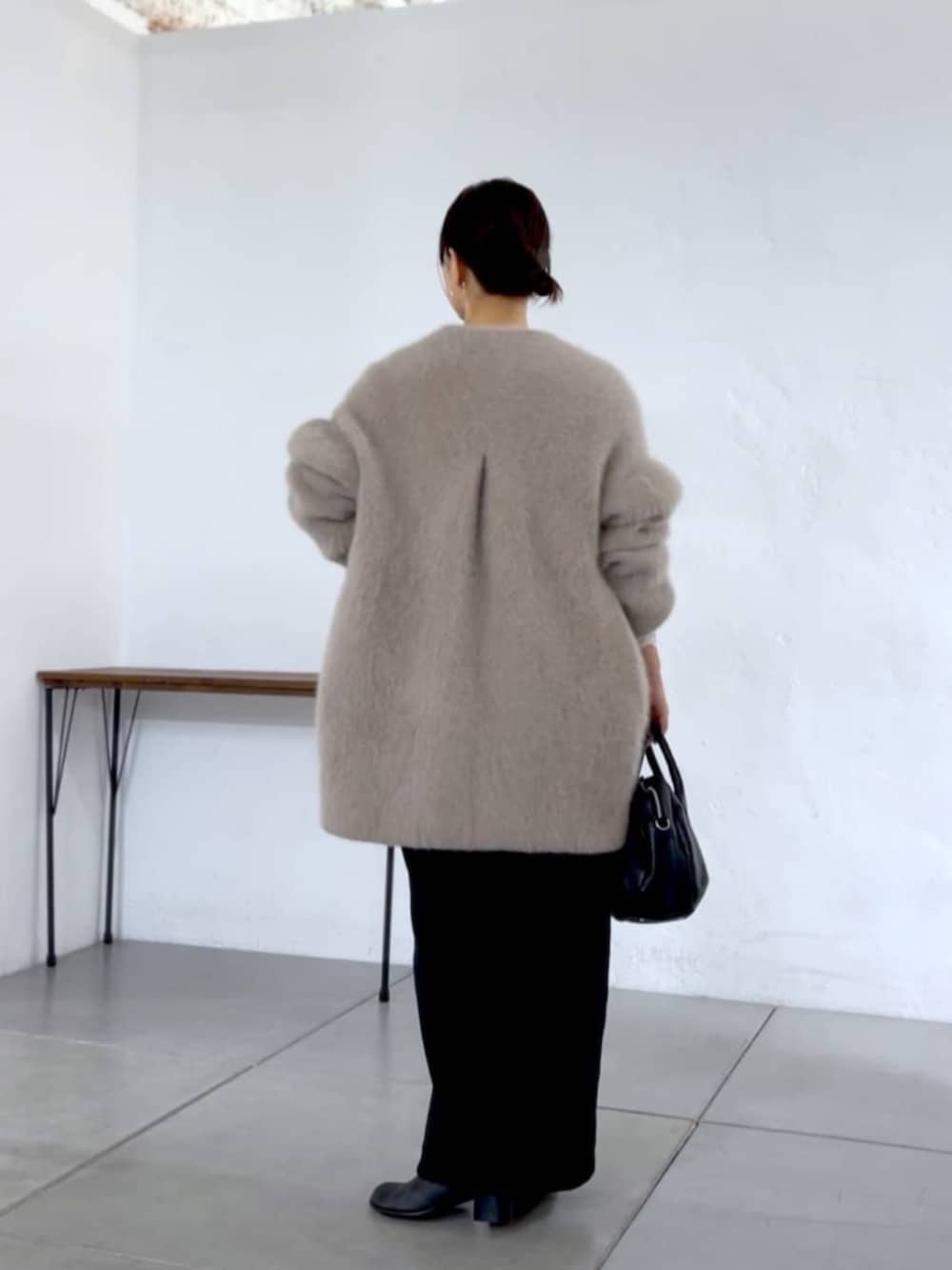 ブラウン系のその他アウター、ブラック系のトートバッグ、ホワイト系のTシャツ/カットソーを着用したレディースの夏コーディネートの5枚目の写真