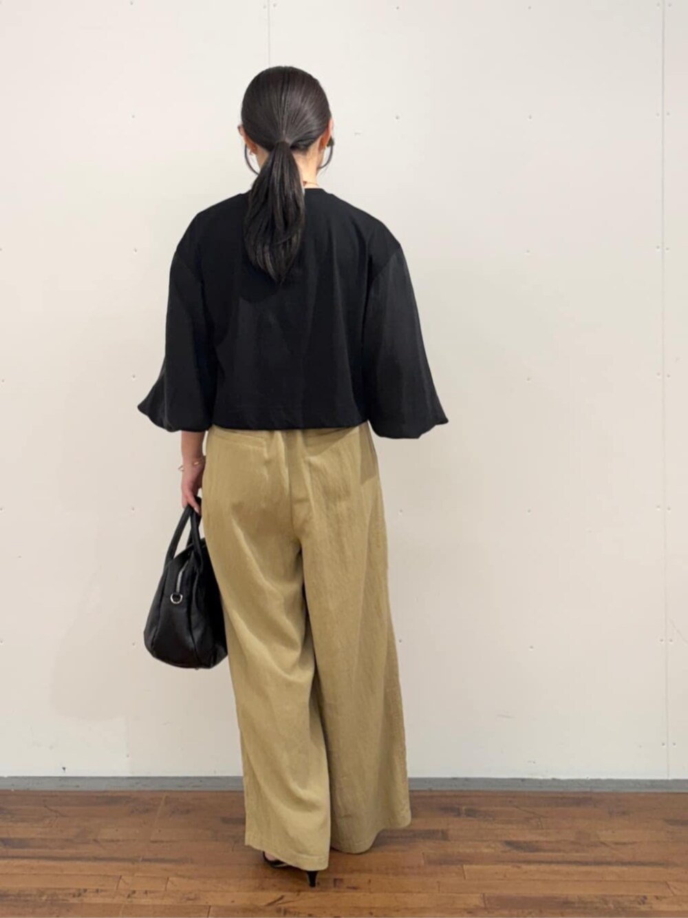 イエロー系のその他パンツ、ブラック系のTシャツ/カットソーを着用したレディースの夏コーディネートの3枚目の写真