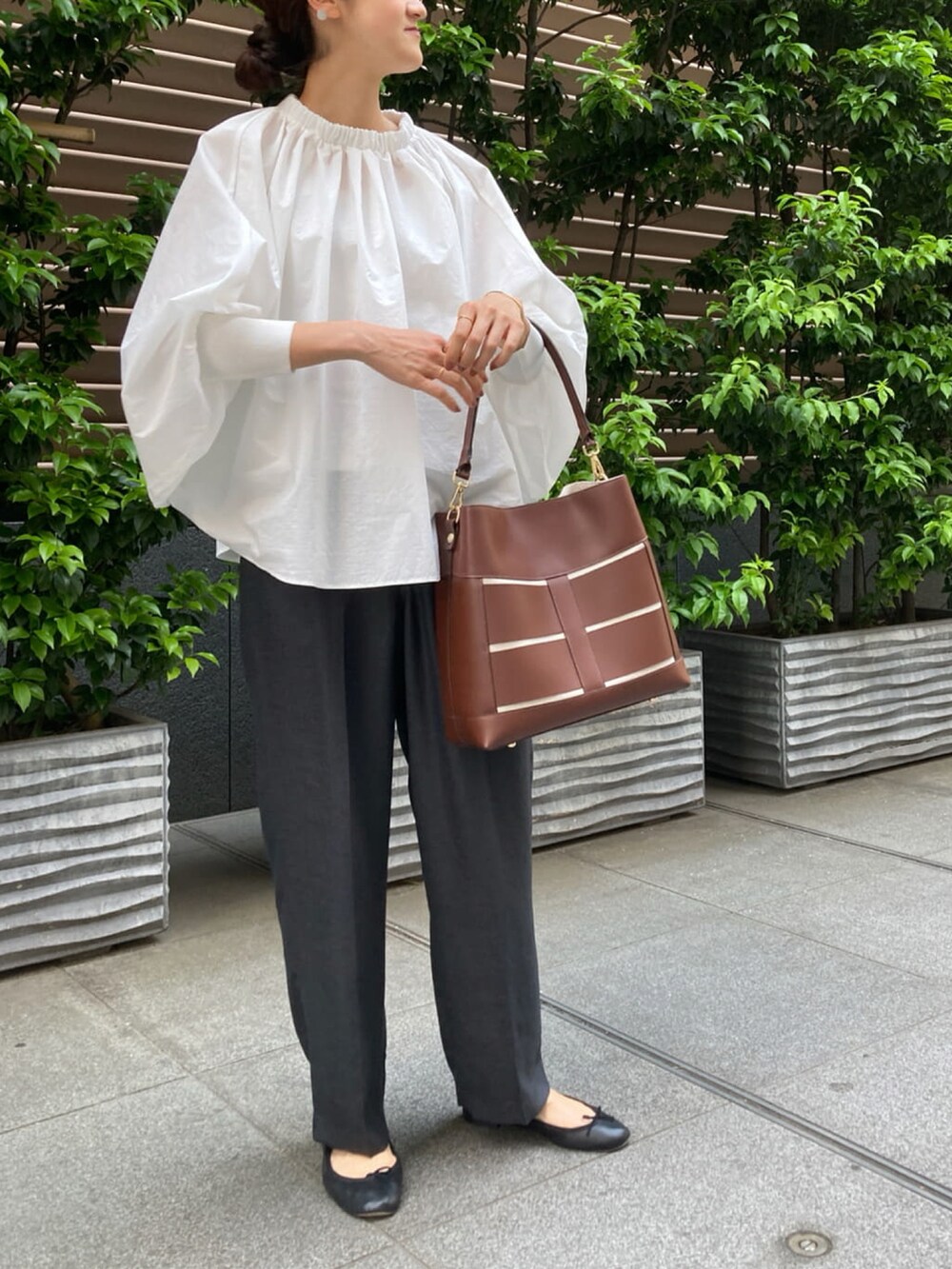 ホワイト系のシャツ/ブラウス、グレー系のその他パンツ、ブラウン系のトートバッグを着用したレディースの春コーディネートの3枚目の写真