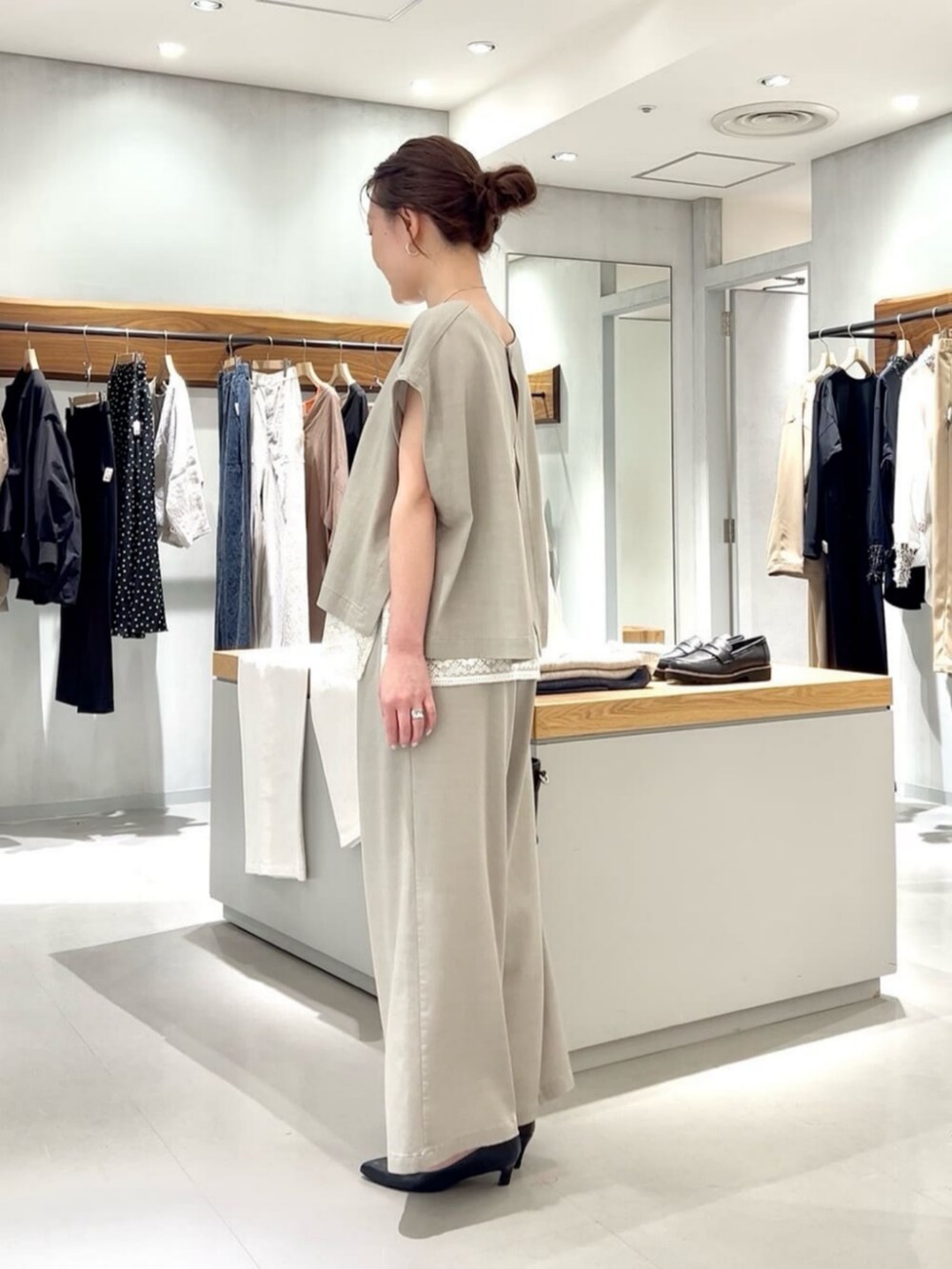 グレー系のシャツ/ブラウス、ホワイト系のシャツ/ブラウス、グレー系のその他パンツを着用したレディースの春コーディネートの5枚目の写真