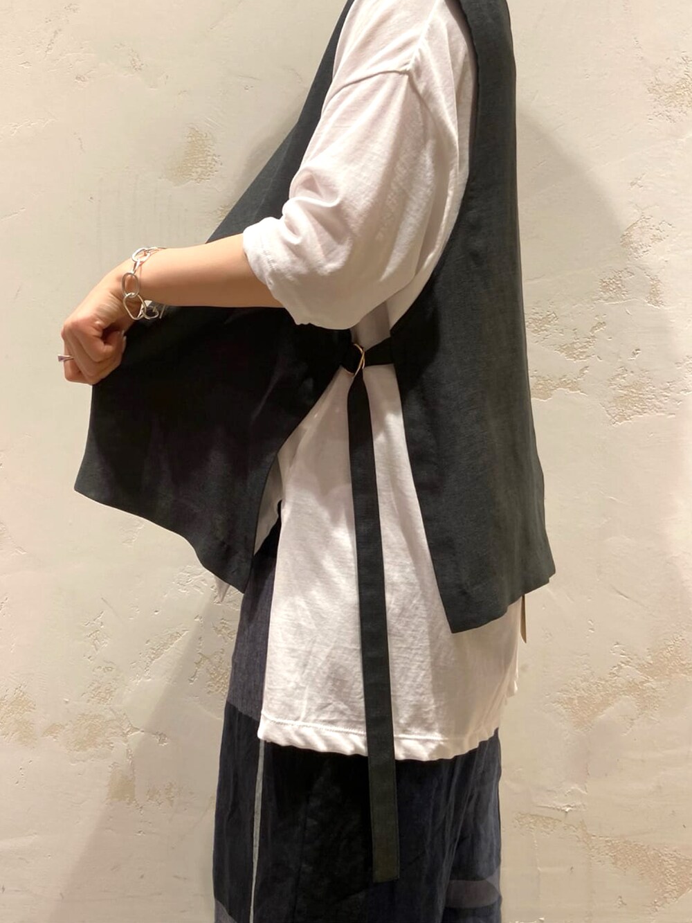 グレー系のシャツ/ブラウス、ホワイト系のTシャツ/カットソー、ブルー系のその他パンツを着用したレディースの春コーディネートの3枚目の写真