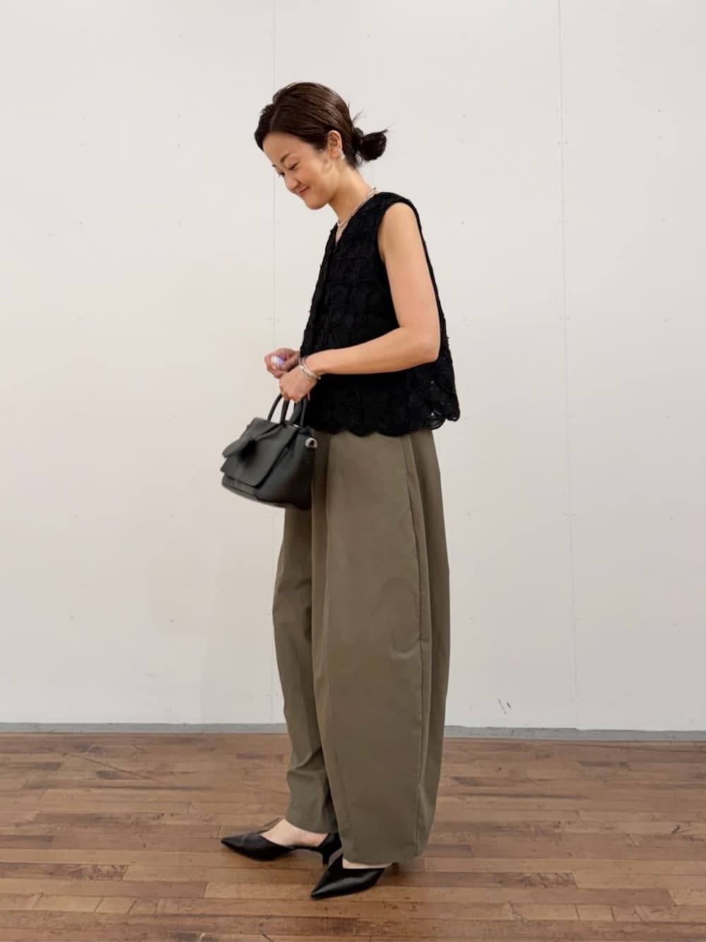 ブラック系のベスト、グリーン系のその他パンツ、ブラック系のパンプスを着用したレディースの夏コーディネートの7枚目の写真
