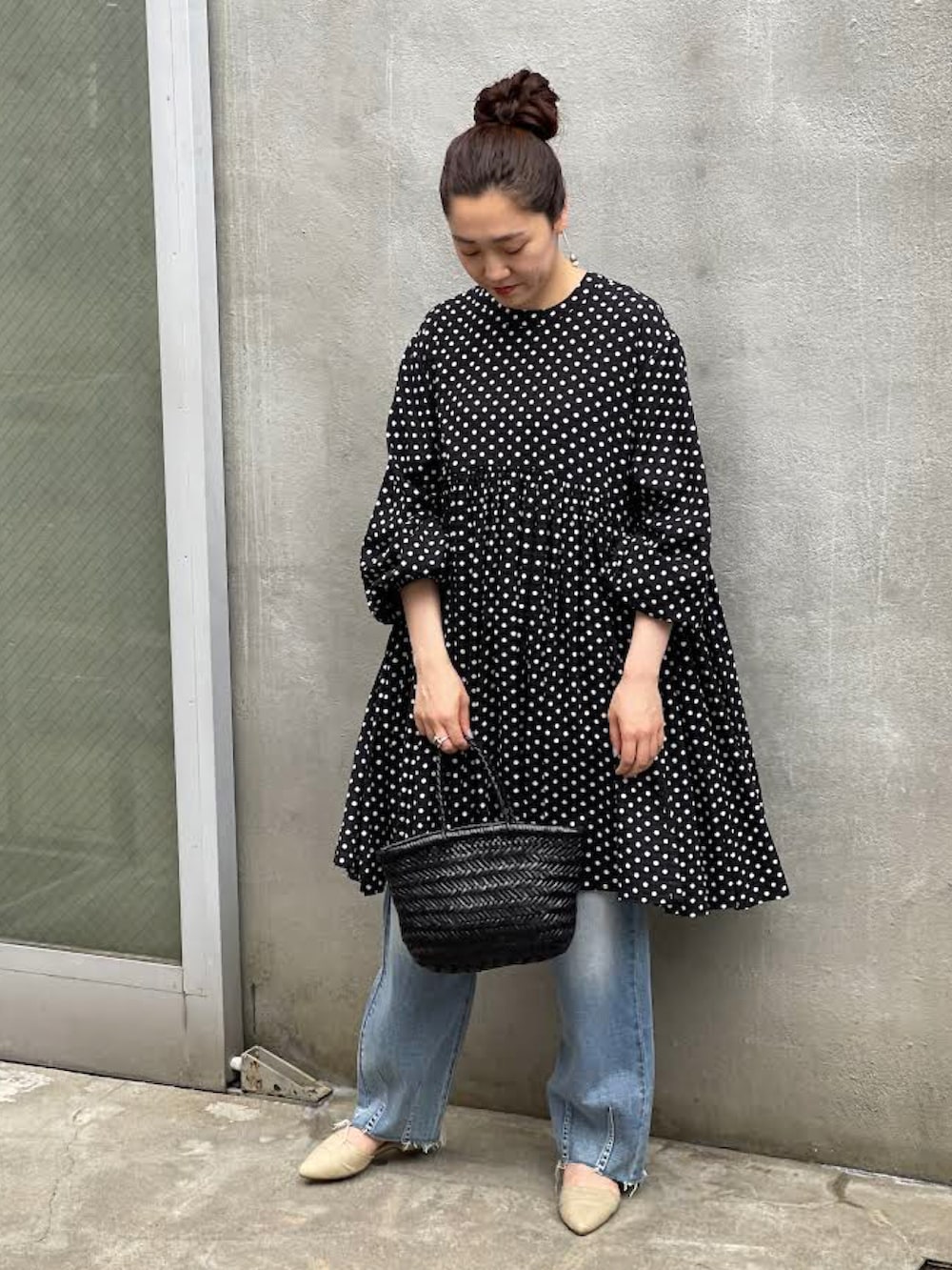 ブラック系のシャツ/ブラウスを着用したレディースの夏コーディネートの2枚目の写真