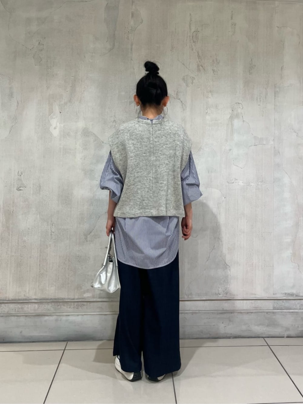 ホワイト系のスニーカー、ブルー系のその他パンツ、シルバー系のトートバッグを着用したレディースの冬コーディネートの8枚目の写真