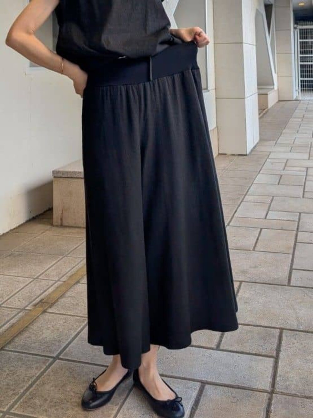 ブラック系のその他パンツ、ブラック系のシャツ/ブラウスを着用したレディースの春コーディネートの6枚目の写真