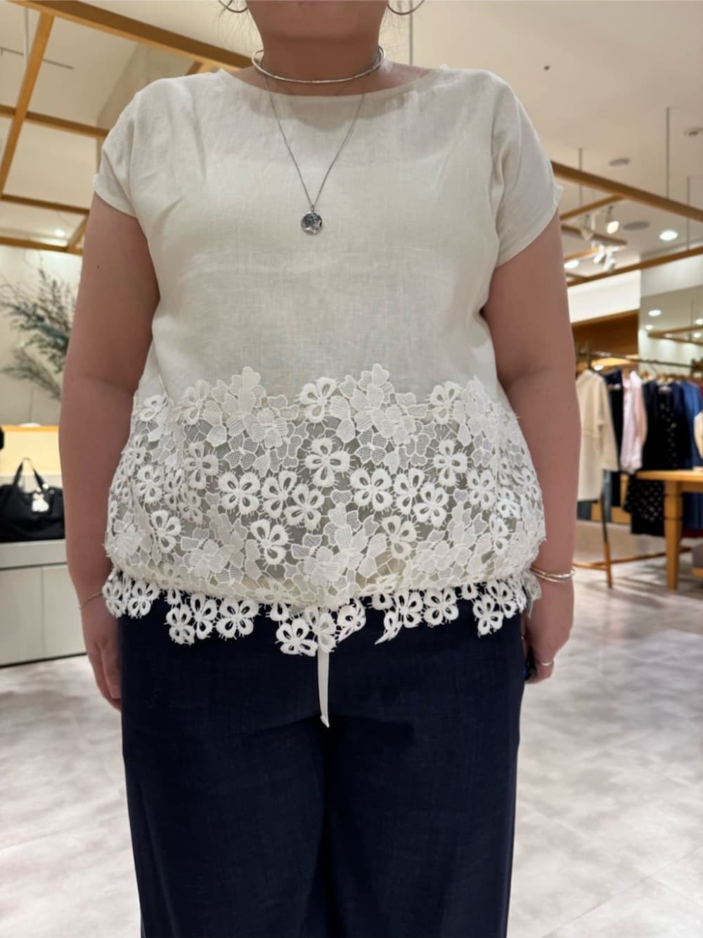 ブルー系のその他パンツ、ホワイト系のシャツ/ブラウスを着用したレディースの春コーディネートの6枚目の写真