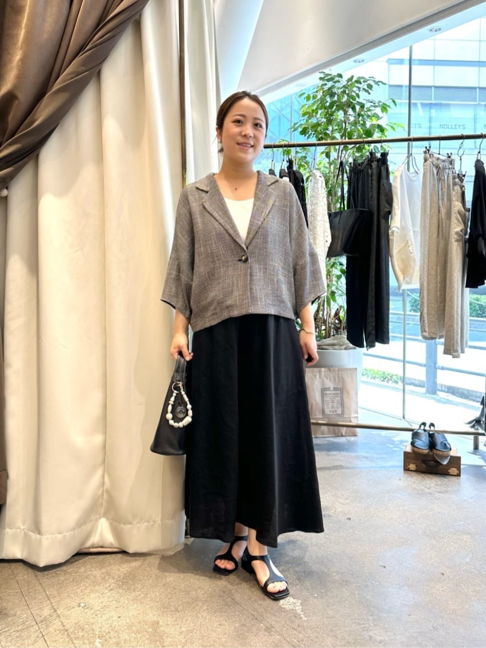 ホワイト系のシャツ/ブラウス、ベージュ系のテーラードジャケットを着用したレディースの春コーディネートの3枚目の写真