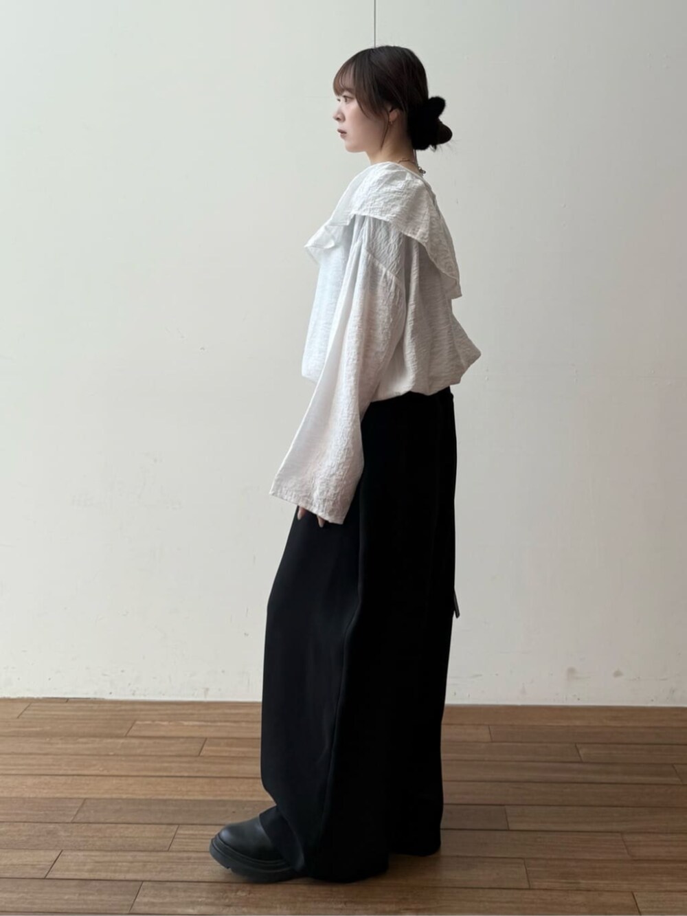 ブラック系のショルダーバッグ、ブラック系のその他パンツ、ホワイト系のシャツ/ブラウスを着用したレディースの冬コーディネートの3枚目の写真