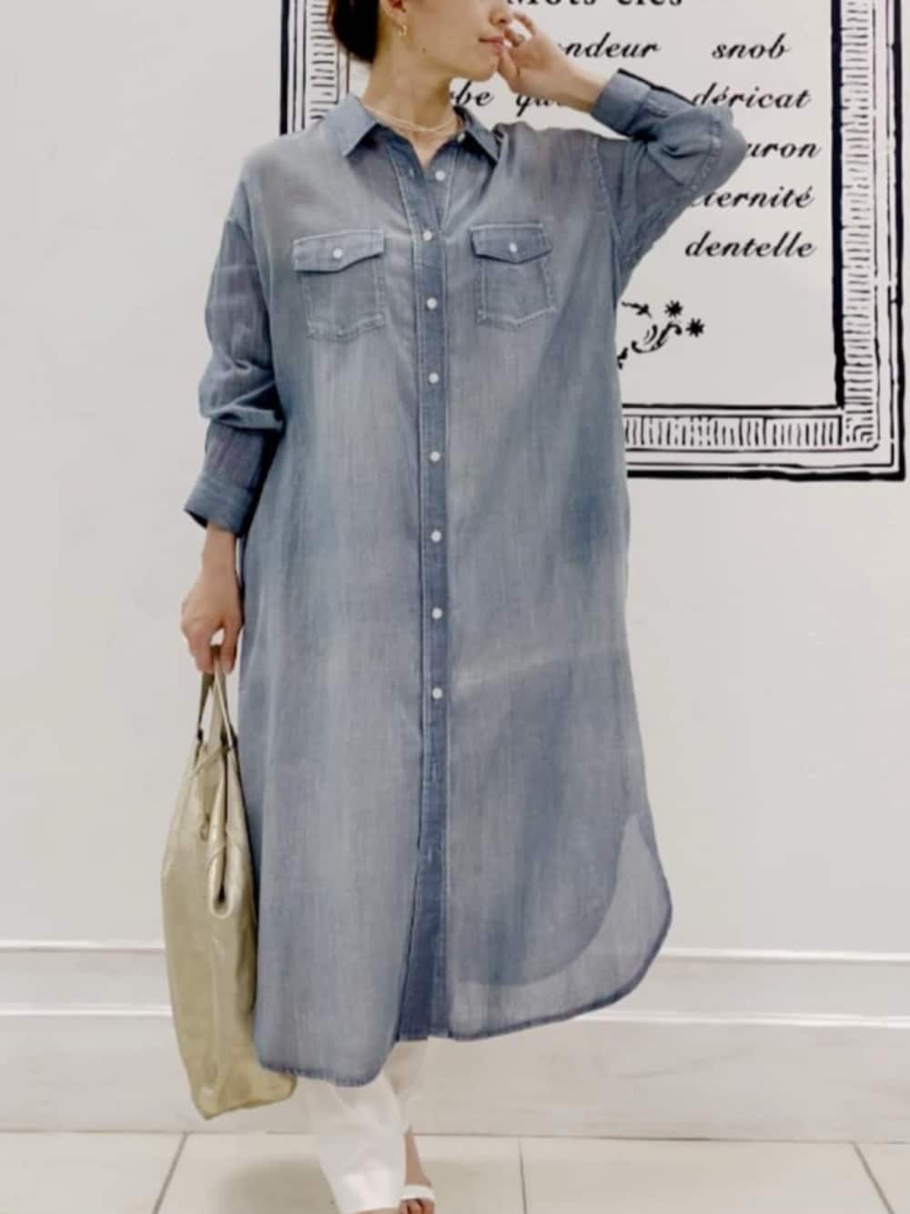 ブルー系のワンピースを着用したレディースの冬コーディネートの7枚目の写真