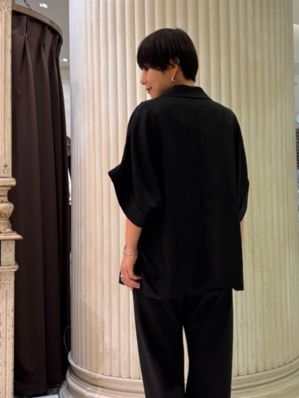 ブラック系のその他パンツ、ホワイト系のシャツ/ブラウス、ブラック系のテーラードジャケットを着用したレディースの春コーディネートの7枚目の写真