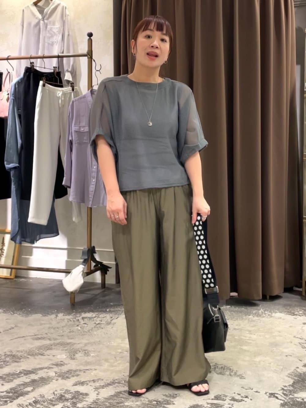 ブラック系のトートバッグ、グレー系のTシャツ/カットソー、グリーン系のその他パンツを着用したレディースの春コーディネートの3枚目の写真