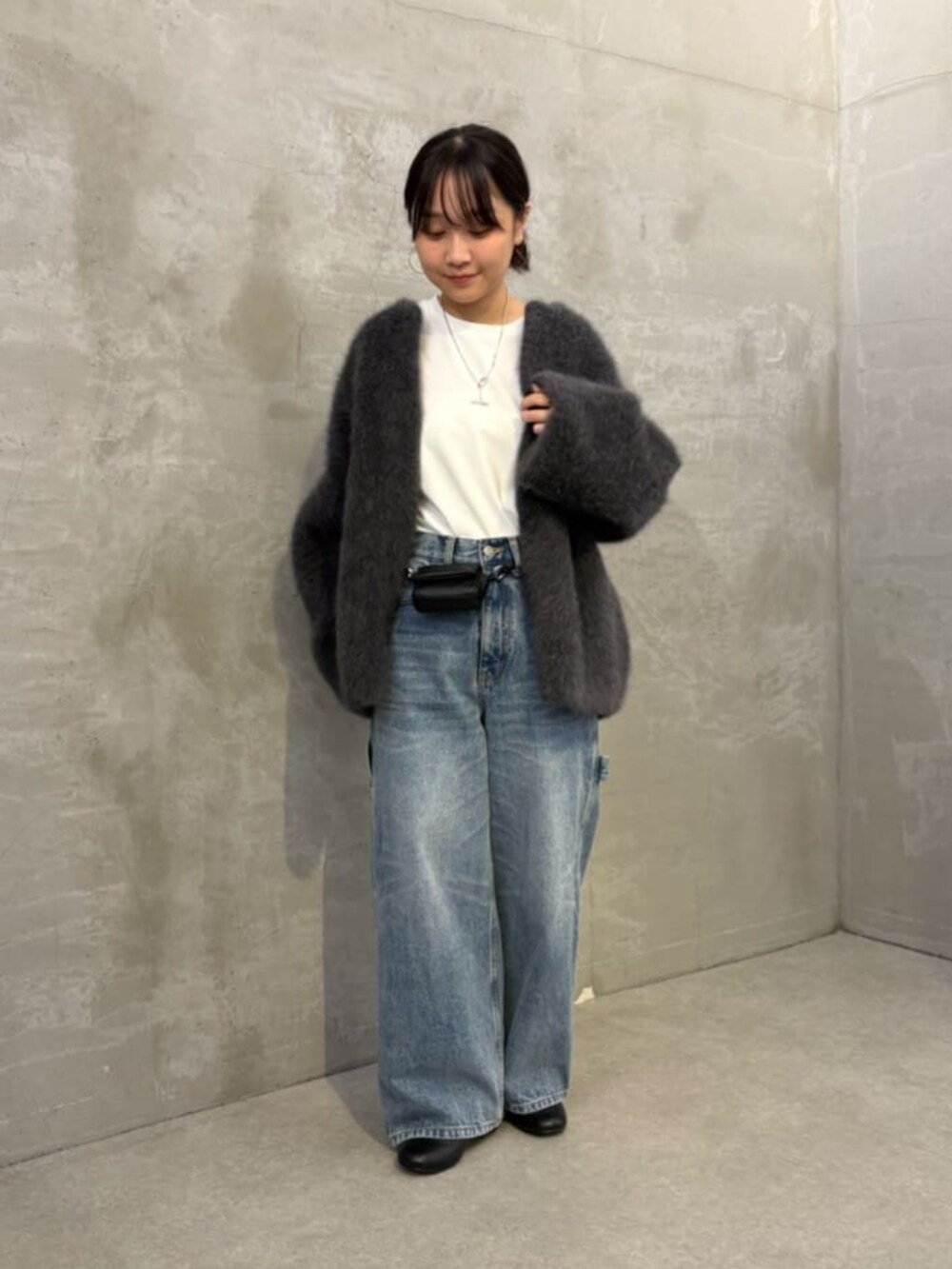 グレー系のその他アウター、ホワイト系のシャツ/ブラウス、ブルー系のデニムパンツを着用したレディースの夏コーディネートの2枚目の写真