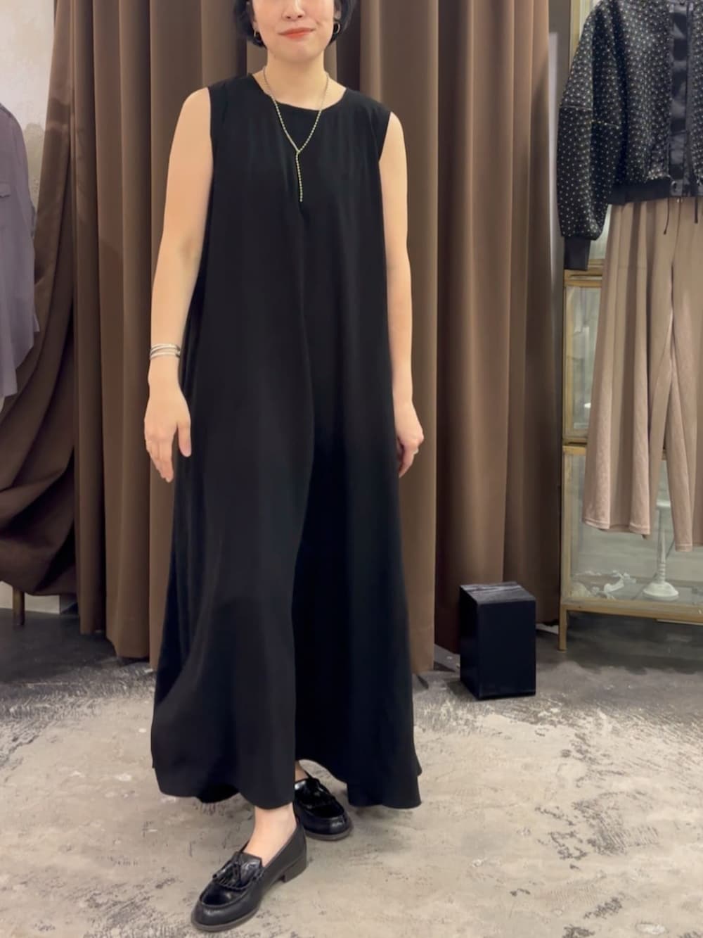 ブラック系のワンピース、ブラック系のその他アウターを着用したレディースの春コーディネートの6枚目の写真