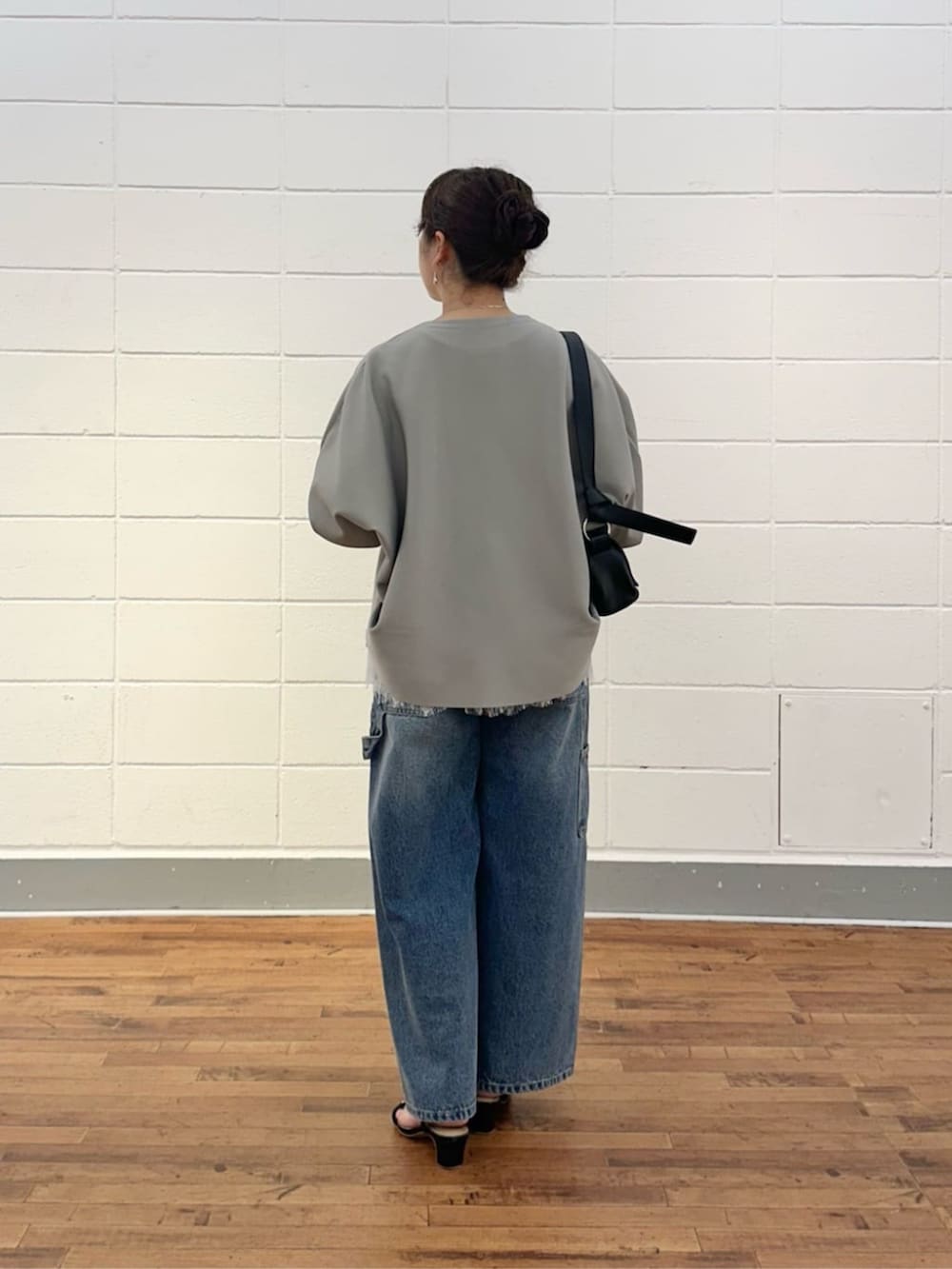 ブルー系のその他パンツ、ホワイト系のタンクトップを着用したレディースの夏コーディネートの5枚目の写真