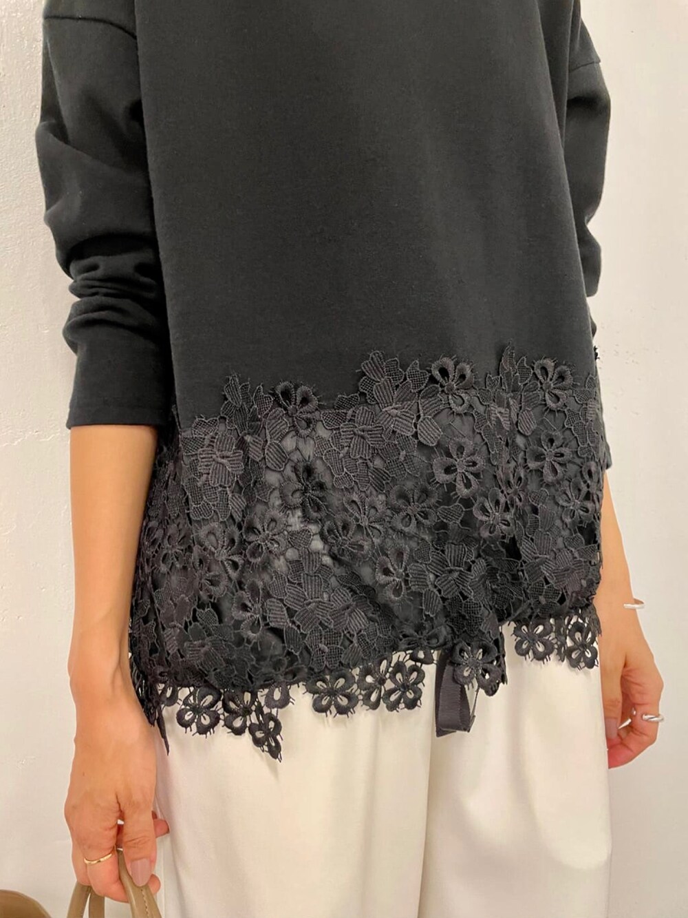 ブラック系のTシャツ/カットソーを着用したレディースの夏コーディネートの3枚目の写真