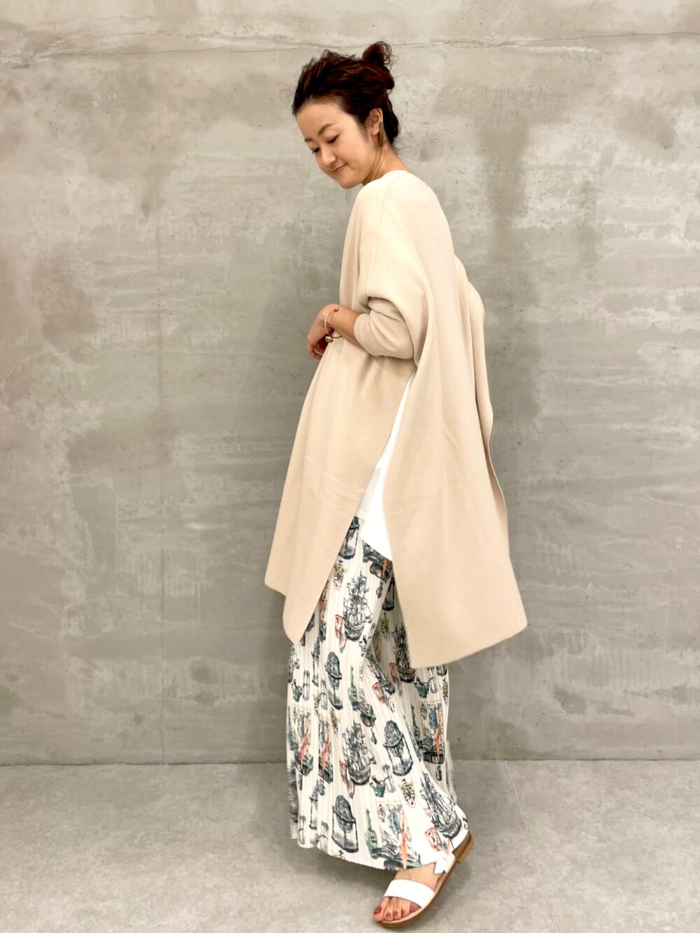 ベージュ系のその他パンツ、ホワイト系のTシャツ/カットソー、ホワイト系のカーディガン/ボレロを着用したレディースの春コーディネートの4枚目の写真