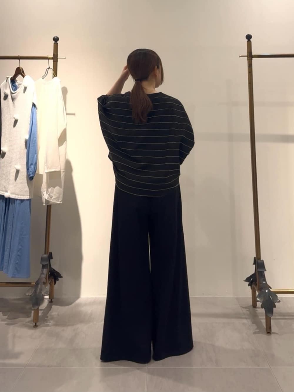 ブラック系のその他パンツ、ブラック系のシャツ/ブラウスを着用したレディースの春コーディネートの3枚目の写真