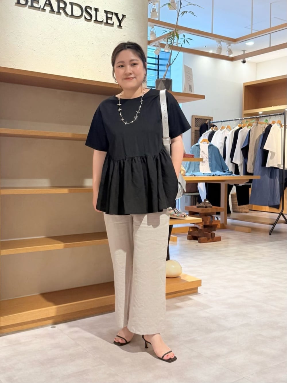 ブラック系のTシャツ/カットソー、シルバー系のリングを着用したレディースの春コーディネートの2枚目の写真