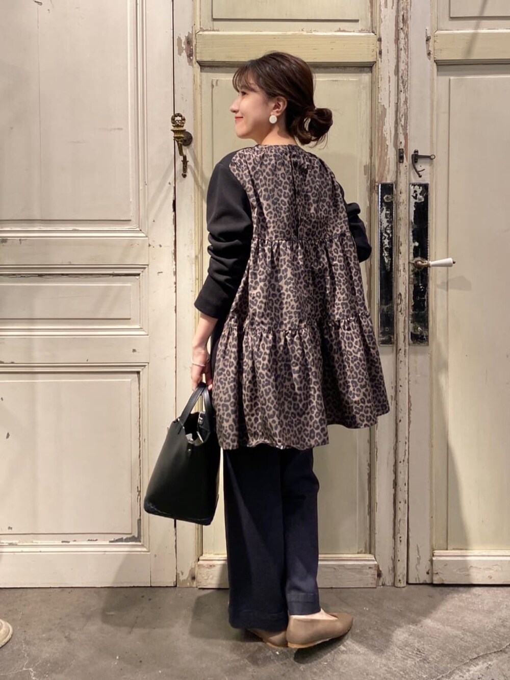 ブラック系のシャツ/ブラウス、ブルー系のデニムパンツ、ブラック系のショルダーバッグを着用したレディースの秋コーディネートの2枚目の写真