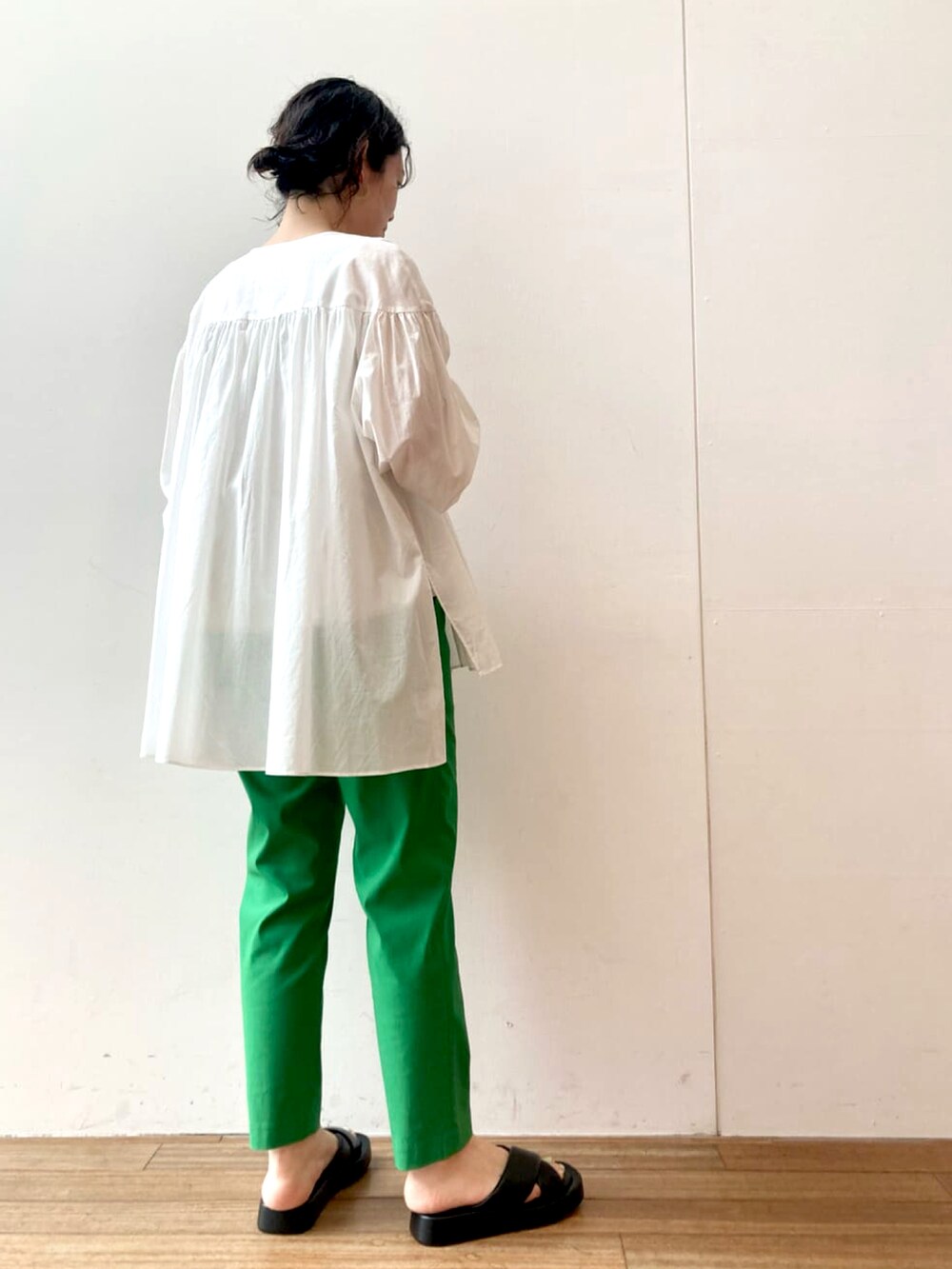 ホワイト系のシャツ/ブラウス、ホワイト系のシャツ/ブラウス、グリーン系のその他パンツを着用したレディースの春コーディネートの3枚目の写真