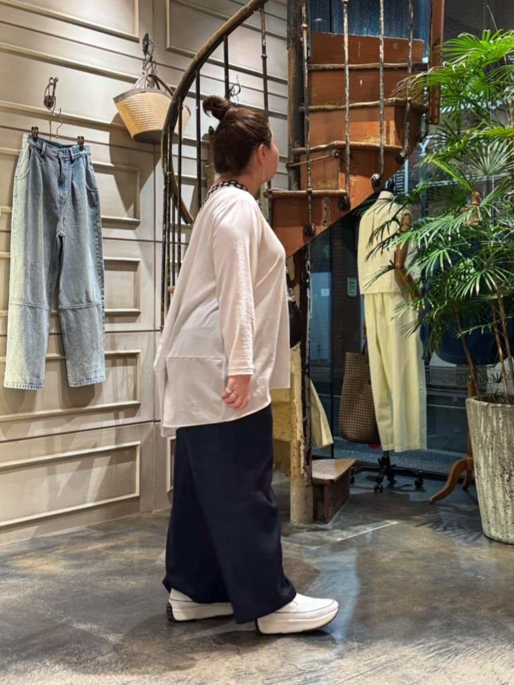 ホワイト系のTシャツ/カットソー、ブラック系のボストンバッグ、ホワイト系のスニーカーを着用したレディースの春コーディネートの5枚目の写真