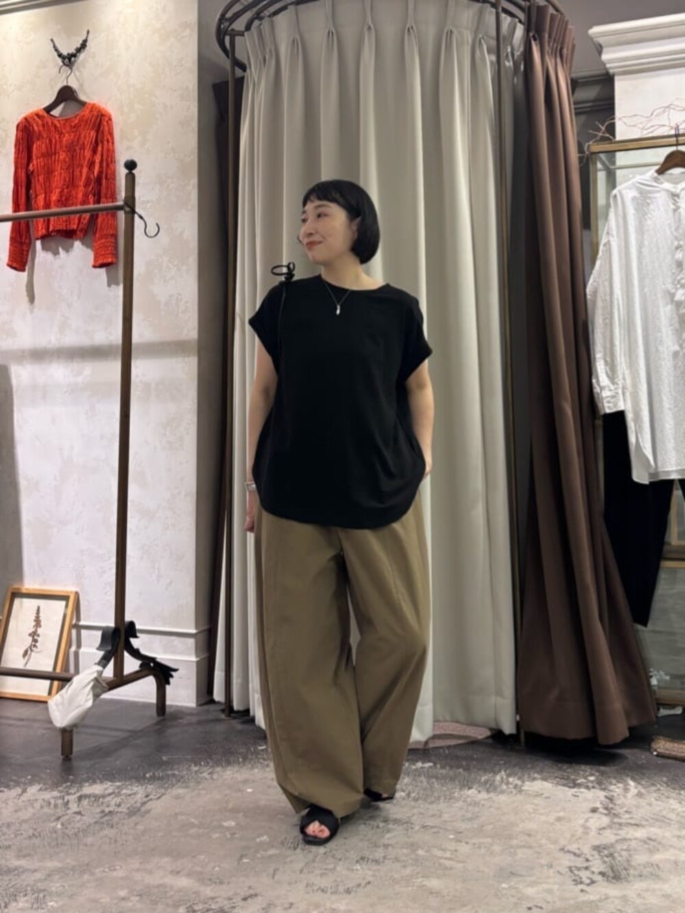 ブラック系のシャツ/ブラウス、イエロー系のその他パンツを着用したレディースの春コーディネートの6枚目の写真