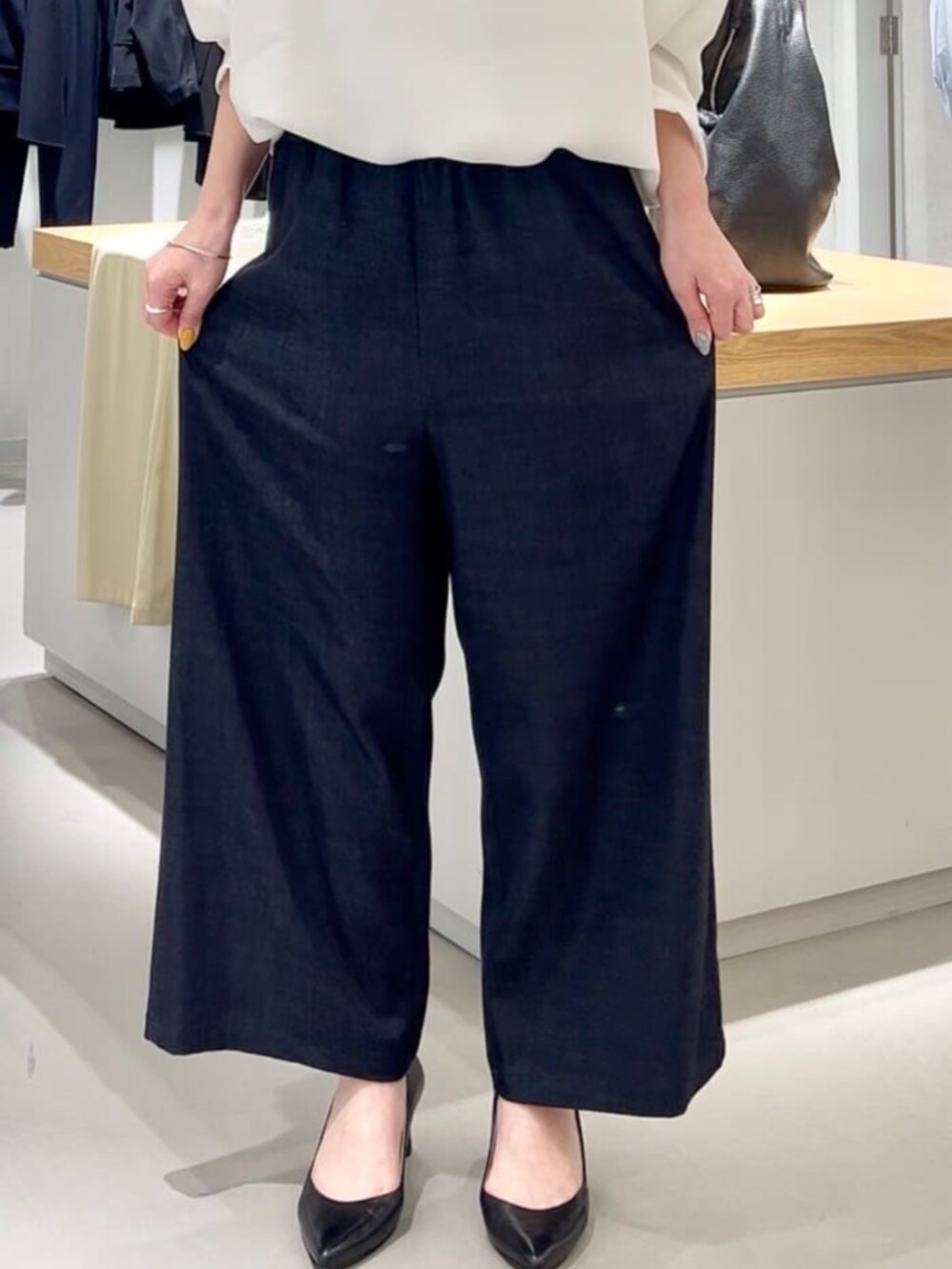 ブルー系のその他パンツ、ホワイト系のシャツ/ブラウスを着用したレディースの春コーディネートの7枚目の写真