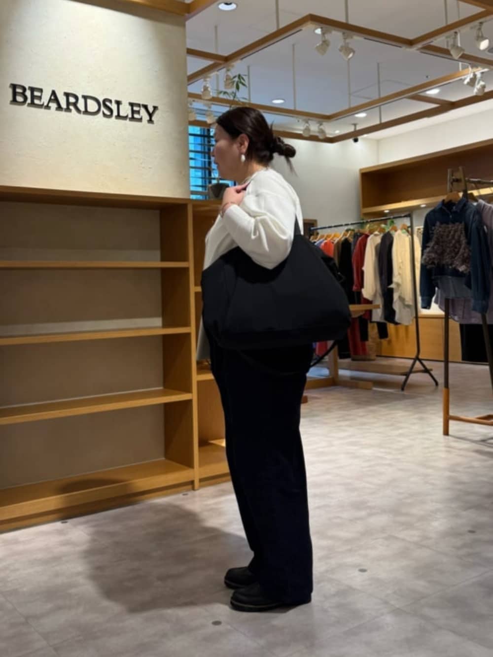 ブラック系のローファー、ブルー系のデニムパンツ、ホワイト系のTシャツ/カットソーを着用したレディースの春コーディネートの5枚目の写真