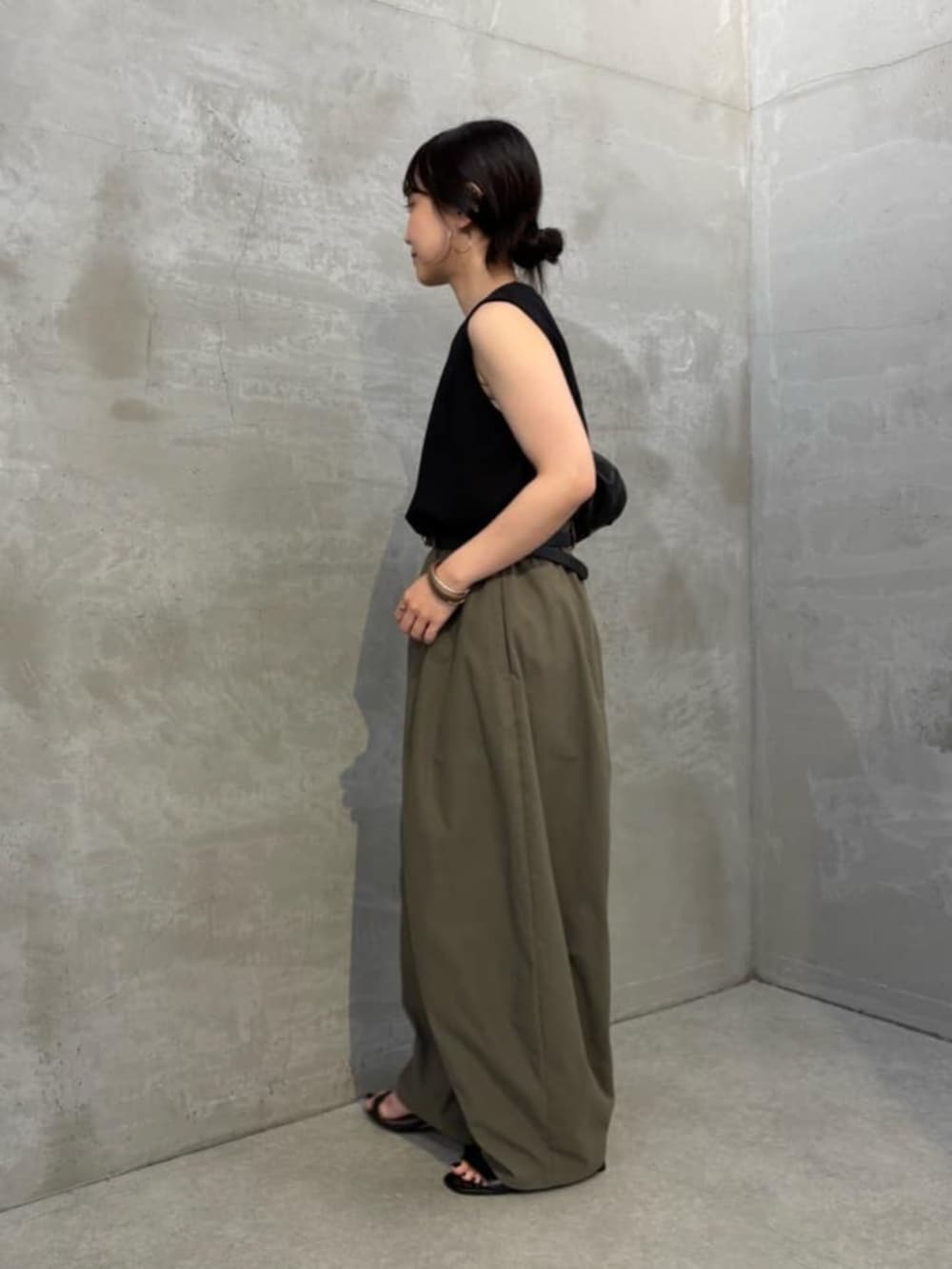 グリーン系のその他パンツ、ブラック系のキャミソールを着用したレディースの夏コーディネートの7枚目の写真