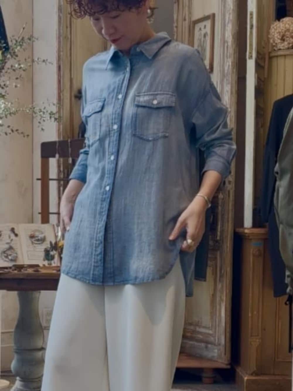 ブルー系のシャツ/ブラウス、ホワイト系のその他パンツを着用したレディースの春コーディネートの10枚目の写真