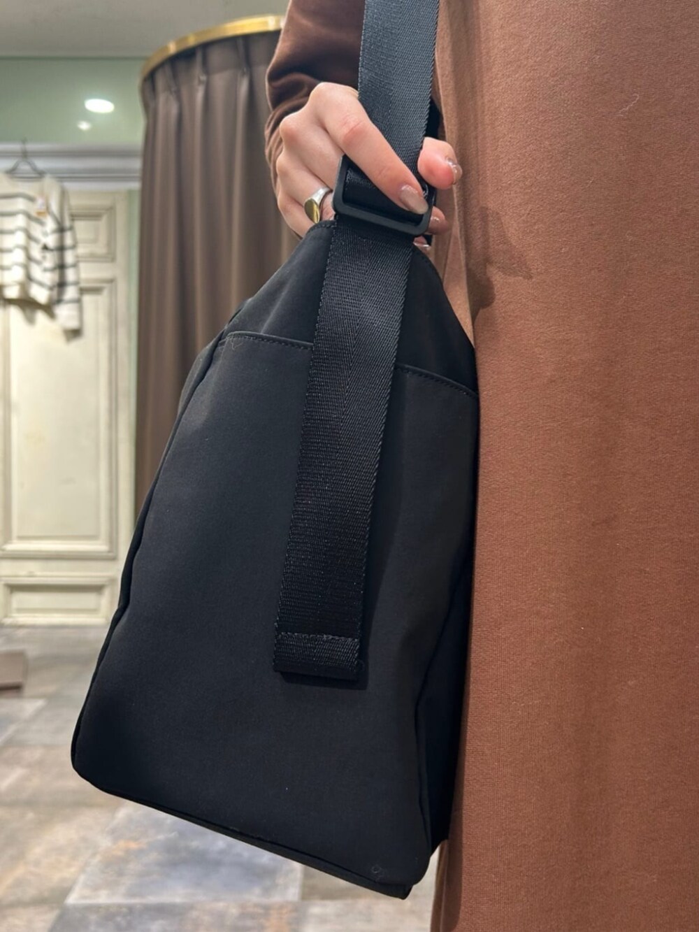 ブラック系のトートバッグ、ブラック系のポーチを着用したレディースの冬コーディネートの7枚目の写真