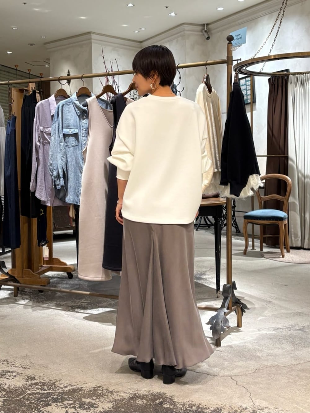 グリーン系のスカート、ホワイト系のTシャツ/カットソーを着用したレディースの冬コーディネートの4枚目の写真