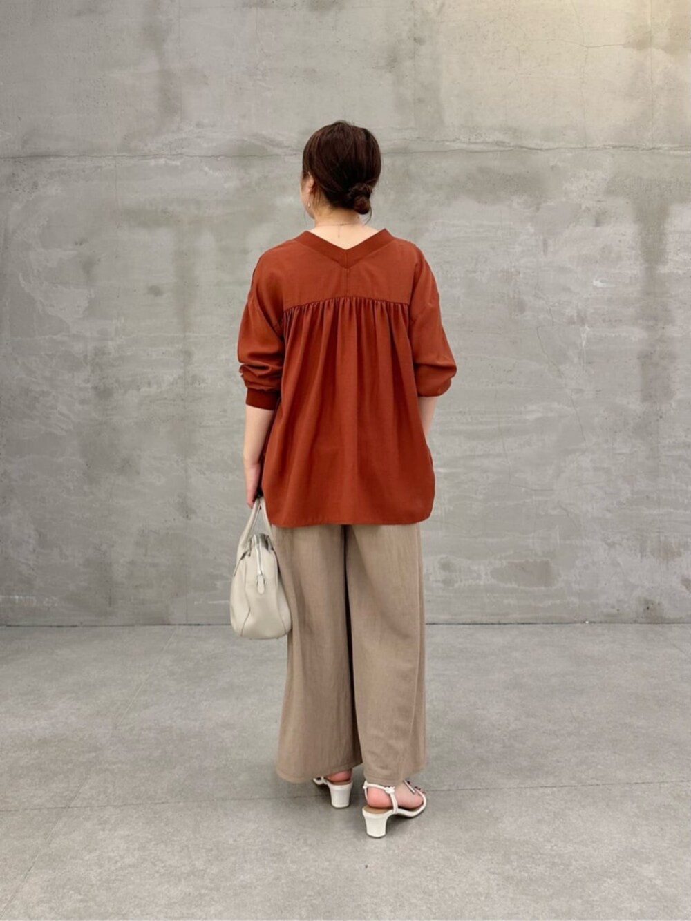 ホワイト系のシャツ/ブラウス、レッド系のシャツ/ブラウスを着用したレディースの夏コーディネートの4枚目の写真