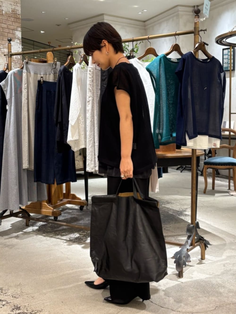 ブラック系のその他パンツ、ブラック系のニット/セーターを着用したレディースの夏コーディネートの2枚目の写真