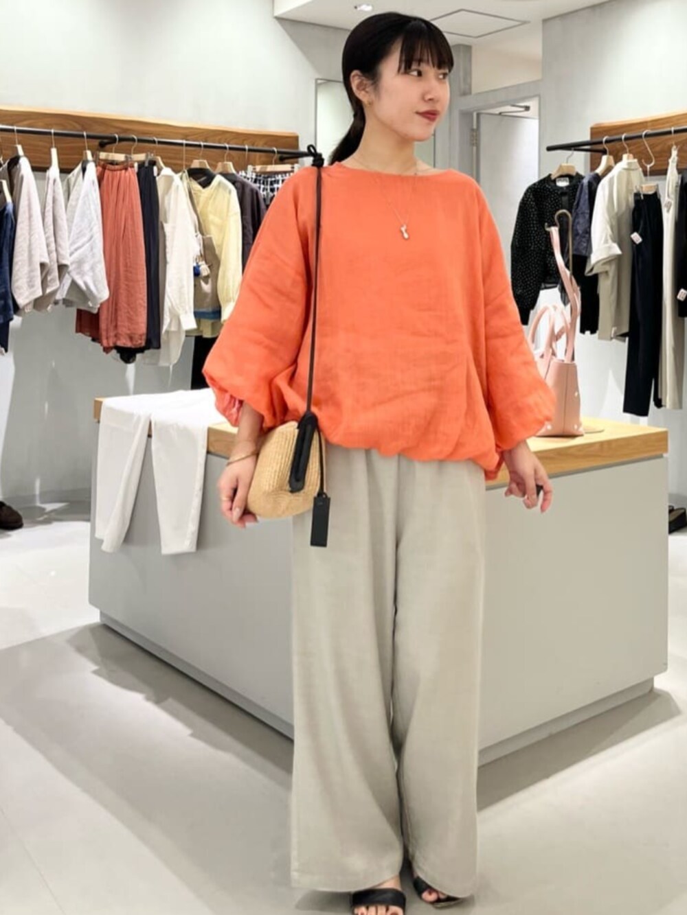 グレー系のその他パンツ、オレンジ系のシャツ/ブラウスを着用したレディースの春コーディネートの4枚目の写真