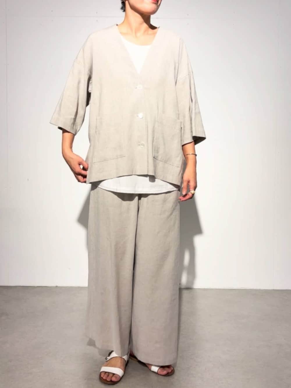 ブラック系のショルダーバッグ、ベージュ系のその他パンツ、ベージュ系のその他アウターを着用したレディースの春コーディネートの6枚目の写真