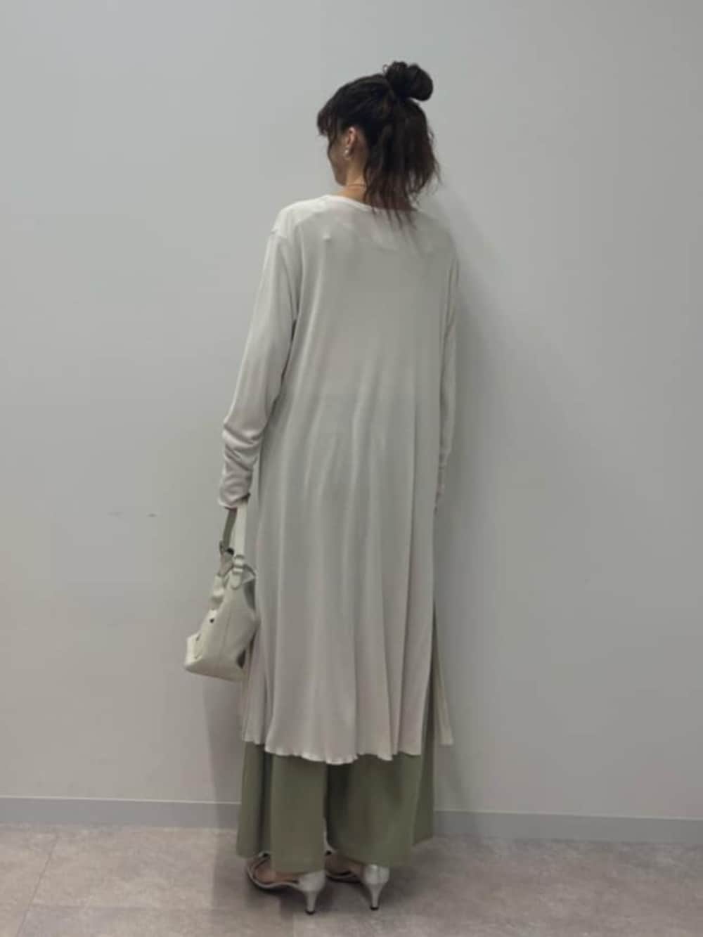 グリーン系のその他パンツ、ホワイト系のTシャツ/カットソー、ホワイト系のTシャツ/カットソーを着用したレディースの春コーディネートの6枚目の写真