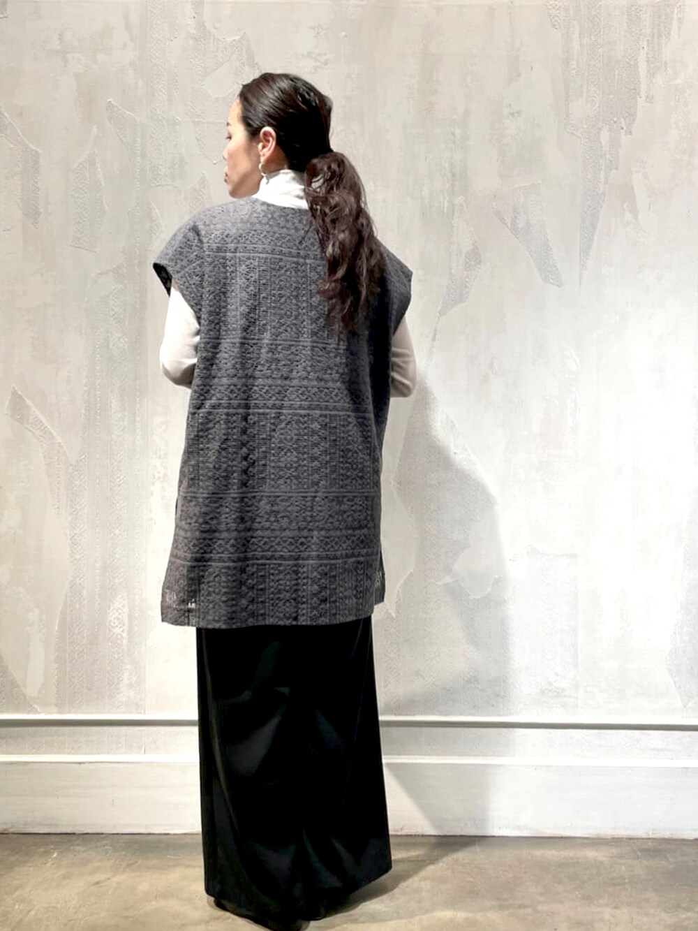 グレー系のシャツ/ブラウス、グレー系のTシャツ/カットソー、ブラック系のその他パンツを着用したレディースの春コーディネートの4枚目の写真